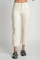 Pantalón de jean color crudo, corte recto, tiro medio, confeccionado en algodón peinado con elastano.