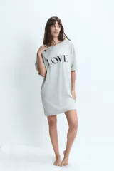 Camisón de manga corta, color gris melange, con escote amplio y la palabra "LOVE" estampada en negro en el frente.