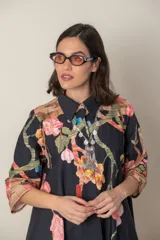 Vestido italiano de algodón negro con estampado floral en tonos rosa, camel y verde. Modelo suelto, abotonado y con manga tres cuartos.