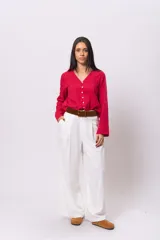 Pantalón sastrero de lino color celeste, de corte ancho y tiro alto.