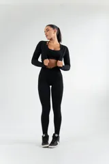 Calza larga de lycra negra, tiro alto y corte ajustado.