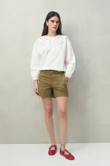 Short negro de algodón, de tiro medio, con bolsillos delanteros y traseros.