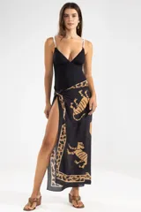 Pareo de modal con estampado de tigres color camel sobre fondo negro.