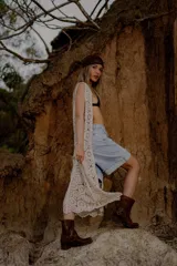 Chaleco largo calado color beige, estilo crochet.