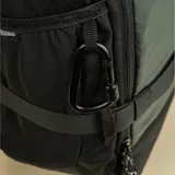 Mochila de 28 litros color gris y marrón, fabricada con tejido antidesgarro de residuos plásticos reciclados.