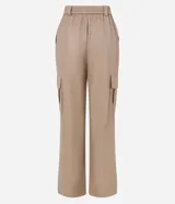 Pantalón recto color beige de material sintético, con trabillas en la cintura, cierre delantero, cintura elástica en la espalda y bolsillos laterales tipo cargo.