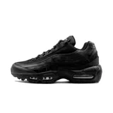 Zapatilla deportiva Nike Air Max 95, completamente negra (triple black), con capas superpuestas de materiales sintéticos y malla, y unidades Air Max visibles en el antepié y el talón.