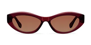 Gafas de sol con montura de acetato color borgoña (maroon) de forma ovalada/cat eye suave. Las lentes son polarizadas de color marrón.