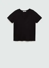 Remera negra de manga corta con cuello en V.