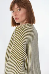 Sweater de punto con rayas horizontales color verde oliva y crudo.