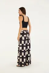 Pantalón wide de sarga con estampado de cuadrados en blanco y negro.