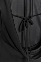 Top negro de cuello redondo y tirantes anchos. Detalle de escote en espalda con tira cruzada ajustable con lazada.