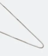 Set de dos collares plateados para hombre: uno de cadena de eslabones y otro de perlas.
