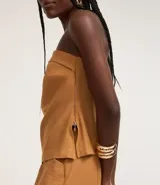 Blusa color ocre de sastrería en tejido twill de viscosa, sin breteles y con friso en el busto.