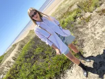 Camisa oversize a rayas verticales azules y blancas, con bolsillo en el pecho con detalle bordado.