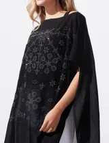 Poncho negro de gasa con apliques de brillos, marca Jessica Mc Clintock.