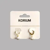 Aros plateados tipo argolla con strass y dije colgante de perla.