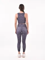 Calza larga deportiva con estampado de cebra en tonos de gris y negro.