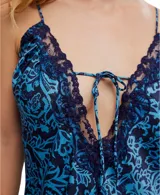 Vestido largo azul con estampado floral, breteles finos, escote en V con ribete de encaje y tajo lateral.