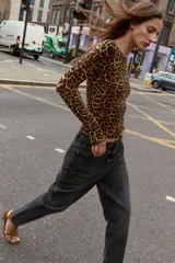 Jersey de punto con estampado animal print de leopardo, cuello redondo y manga larga.