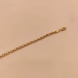 Pulsera de oro amarillo 18k con eslabones tipo rolo y cierre de mosquetón.