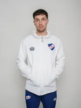 Campera blanca oficial de la selección nacional, con cierre frontal y capucha, confeccionada en material ligero.