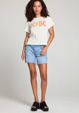 Remera blanca de algodón con estampa del logo de la banda de rock ACDC en tonos degradados.