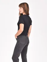 Remera negra de manga corta con cuello redondo y un estampado frontal grande con el número "89" en un patrón de cuadros grises y blancos. Debajo del número se lee "THE CREW EST. 2014".