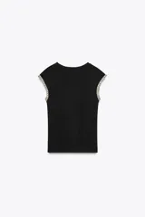 Camiseta negra de cuello redondo y sisa con detalle de fornitura con hilo metalizado a contraste en las mangas.