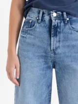 Jeans de denim 100% algodón, color azul claro con efecto desgastado. Modelo wide leg cropped, de tiro alto y calce relajado.