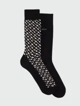 Pack de dos pares de medias de algodón de longitud media marca Boss. Un par es negro liso con el logo de la marca en el tobillo. El otro par es negro con diseño geométrico de monogramas en blanco y beige.