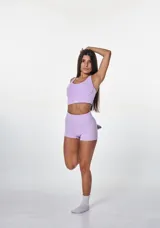 Conjunto deportivo lila compuesto por un top con breteles finos y un short de calce ajustado.