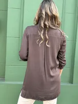 Camisa marrón chocolate de viscosa, corte clásico, con bolsillo y tajos laterales.