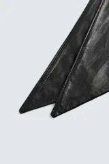 Bandana triangular de cuero negro.