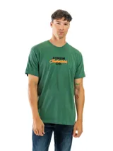 Remera celeste con estampado circular en el pecho, con texto en verde y negro.