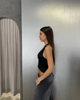 Top negro con escote halter y espalda descubierta.