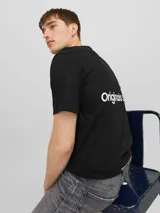 Camiseta negra de manga corta y cuello redondo con calce relajado.