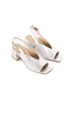 Sandalias plateadas con punta cuadrada, tacón bloque bajo y tira trasera ajustable.