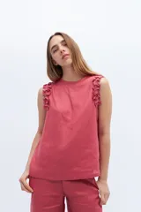 Musculosa color coral de lino con volados en los hombros.