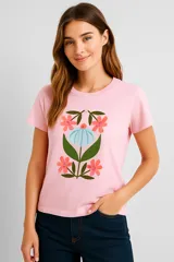 Remera rosa de algodón con estampado de flores y hojas.