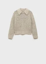 Sweater beige de punto calado con cuello polo y terminaciones acanaladas.
