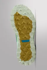 Zapatilla deportiva para carreras de montaña, color blanco con detalles en gris, verde y amarillo. Parte superior fabricada en tejido de punto transpirable con zona de puntera y talón recubiertas de material Shield Protect Max que protege de la abrasión. Ajuste de los cordones mediante pieza técnica. Tirador en la parte posterior para facilitar el calce. Plantilla interior OrthoLite® extraíble. Suela con tecnología Spume Foam que garantiza ligereza y confort.