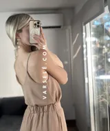 Musculosa blanca con breteles finos tipo strass y escote en V.