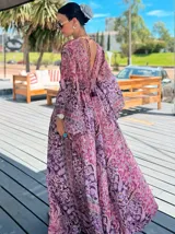 Vestido largo de polysilk con estampado paisley en tonos azul, celeste y dorado. Tiene escote en V, mangas largas acampanadas y corte amplio.