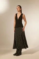 Top sin mangas color negro, ajustado al cuerpo, con escote pronunciado en V y frunces en el busto.