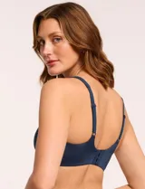 Conjunto de lencería azul con bralette de acabado invisible, con almohadillas removibles, tirantes regulables y espalda en U. Incluye bombacha tipo bikini con detalle de puntilla.