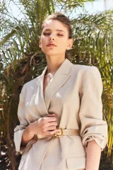 Cinturón marrón con estampado animal print y hebilla dorada.