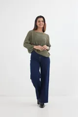 Sweater negro de tejido calado con mangas 3/4 y escote amplio.