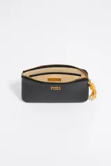 Monedero negro de piel con estructura blanda, cierre con cremallera, tirador de cordón, logo metálico dorado y acabados metálicos dorados.