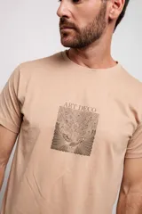 Remera color beige con estampado de estilo Art Decó en el frente.